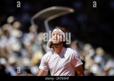 Aurelien Morissard / IP3 ; Stefanos TSITSIPAS aus Griechenland reagiert während seiner Männer-Single gegen Alexander ZVEREV aus Deutschland auf das Halbfinale des French Open Tennisturniers bei Roland Garros in Paris, Frankreich, am 11. Juni 2021. Stockfoto
