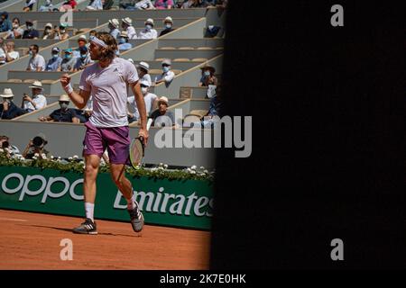 Aurelien Morissard / IP3 ; Stefanos TSITSIPAS aus Griechenland reagiert während seiner Männer-Single gegen Alexander ZVEREV aus Deutschland auf das Halbfinale des French Open Tennisturniers bei Roland Garros in Paris, Frankreich, am 11. Juni 2021. Stockfoto