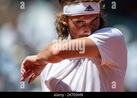 Aurelien Morissard / IP3 ; Stefanos TSITSIPAS aus Griechenland reagiert während seiner Männer-Single gegen Alexander ZVEREV aus Deutschland auf das Halbfinale des French Open Tennisturniers bei Roland Garros in Paris, Frankreich, am 11. Juni 2021. Stockfoto