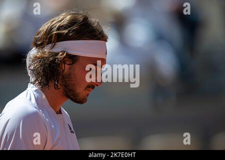 Aurelien Morissard / IP3 ; Stefanos TSITSIPAS aus Griechenland reagiert während seiner Männer-Single gegen Alexander ZVEREV aus Deutschland auf das Halbfinale des French Open Tennisturniers bei Roland Garros in Paris, Frankreich, am 11. Juni 2021. Stockfoto