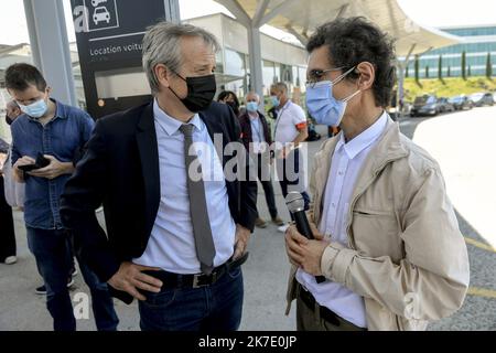 ©PHOTOPQR/LE PROGRES/Maxime JEGAT - Colombier-Saugnieu 11/06/2021 - Retour en France de Tuna Altinel à Lyon le 11 juin 2021 -Frédéric Fleury, Président de l'université Lyon 1, et Cédric Van Styvendael, maire de Villeurbanne, ont accvilli Tuna Altinel, mathémtenu depuien 2 à son arrivée à l'aéroport de Lyon Saint-Exupery. - 2021/06/11. Ankunft von Tuna Altinel, einem Mathematiker aus Lyon, der 2 Jahre lang in der Türkei wegen "Terrorismus" auf dem Flughafen Lyon Saint-Exupery stattfand. Stockfoto