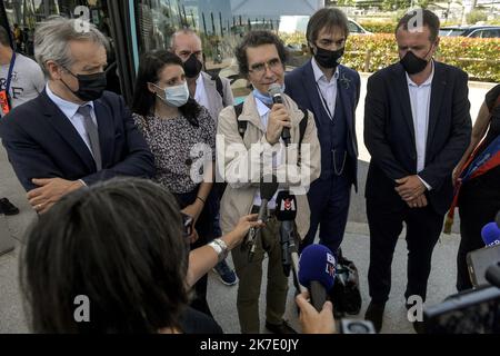 ©PHOTOPQR/LE PROGRES/Maxime JEGAT - Colombier-Saugnieu 11/06/2021 - Retour en France de Tuna Altinel à Lyon le 11 juin 2021 -Frédéric Fleury, Président de l'université Lyon 1, et Cédric Van Styvendael, maire de Villeurbanne, ont accvilli Tuna Altinel, mathémtenu depuien 2 à son arrivée à l'aéroport de Lyon Saint-Exupery. - 2021/06/11. Ankunft von Tuna Altinel, einem Mathematiker aus Lyon, der 2 Jahre lang in der Türkei wegen "Terrorismus" auf dem Flughafen Lyon Saint-Exupery stattfand. Stockfoto