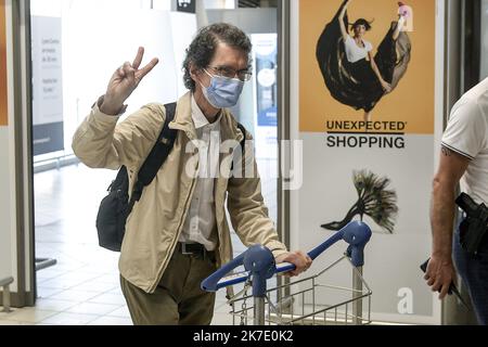 ©PHOTOPQR/LE PROGRES/Maxime JEGAT - Colombier-Saugnieu 11/06/2021 - Retour en France de Tuna Altinel à Lyon le 11 juin 2021 -Frédéric Fleury, Président de l'université Lyon 1, et Cédric Van Styvendael, maire de Villeurbanne, ont accvilli Tuna Altinel, mathémtenu depuien 2 à son arrivée à l'aéroport de Lyon Saint-Exupery. - 2021/06/11. Ankunft von Tuna Altinel, einem Mathematiker aus Lyon, der 2 Jahre lang in der Türkei wegen "Terrorismus" auf dem Flughafen Lyon Saint-Exupery stattfand. Stockfoto