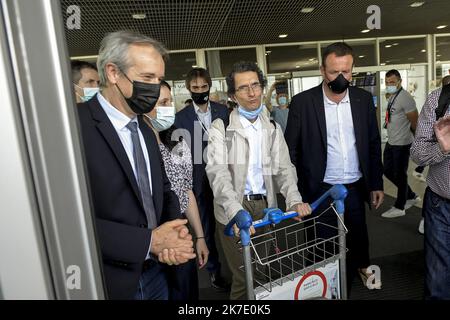 ©PHOTOPQR/LE PROGRES/Maxime JEGAT - Colombier-Saugnieu 11/06/2021 - Retour en France de Tuna Altinel à Lyon le 11 juin 2021 -Frédéric Fleury, Président de l'université Lyon 1, et Cédric Van Styvendael, maire de Villeurbanne, ont accvilli Tuna Altinel, mathémtenu depuien 2 à son arrivée à l'aéroport de Lyon Saint-Exupery. - 2021/06/11. Ankunft von Tuna Altinel, einem Mathematiker aus Lyon, der 2 Jahre lang in der Türkei wegen "Terrorismus" auf dem Flughafen Lyon Saint-Exupery stattfand. Stockfoto