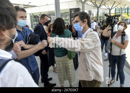 ©PHOTOPQR/LE PROGRES/Maxime JEGAT - Colombier-Saugnieu 11/06/2021 - Retour en France de Tuna Altinel à Lyon le 11 juin 2021 -Frédéric Fleury, Président de l'université Lyon 1, et Cédric Van Styvendael, maire de Villeurbanne, ont accvilli Tuna Altinel, mathémtenu depuien 2 à son arrivée à l'aéroport de Lyon Saint-Exupery. - 2021/06/11. Ankunft von Tuna Altinel, einem Mathematiker aus Lyon, der 2 Jahre lang in der Türkei wegen "Terrorismus" auf dem Flughafen Lyon Saint-Exupery stattfand. Stockfoto