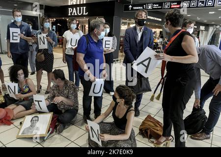 ©PHOTOPQR/LE PROGRES/Maxime JEGAT - Colombier-Saugnieu 11/06/2021 - Retour en France de Tuna Altinel à Lyon le 11 juin 2021 -Frédéric Fleury, Président de l'université Lyon 1, et Cédric Van Styvendael, maire de Villeurbanne, ont accvilli Tuna Altinel, mathémtenu depuien 2 à son arrivée à l'aéroport de Lyon Saint-Exupery. - 2021/06/11. Ankunft von Tuna Altinel, einem Mathematiker aus Lyon, der 2 Jahre lang in der Türkei wegen "Terrorismus" auf dem Flughafen Lyon Saint-Exupery stattfand. Stockfoto