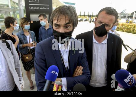 ©PHOTOPQR/LE PROGRES/Maxime JEGAT - Colombier-Saugnieu 11/06/2021 - Retour en France de Tuna Altinel à Lyon le 11 juin 2021 -Frédéric Fleury, Président de l'université Lyon 1, et Cédric Van Styvendael, maire de Villeurbanne, ont accvilli Tuna Altinel, mathémtenu depuien 2 à son arrivée à l'aéroport de Lyon Saint-Exupery. - 2021/06/11. Ankunft von Tuna Altinel, einem Mathematiker aus Lyon, der 2 Jahre lang in der Türkei wegen "Terrorismus" auf dem Flughafen Lyon Saint-Exupery stattfand. Stockfoto