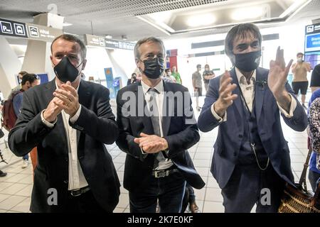 ©PHOTOPQR/LE PROGRES/Maxime JEGAT - Colombier-Saugnieu 11/06/2021 - Retour en France de Tuna Altinel à Lyon le 11 juin 2021 -Frédéric Fleury, Président de l'université Lyon 1, et Cédric Van Styvendael, maire de Villeurbanne, ont accvilli Tuna Altinel, mathémtenu depuien 2 à son arrivée à l'aéroport de Lyon Saint-Exupery. - 2021/06/11. Ankunft von Tuna Altinel, einem Mathematiker aus Lyon, der 2 Jahre lang in der Türkei wegen "Terrorismus" auf dem Flughafen Lyon Saint-Exupery stattfand. Stockfoto