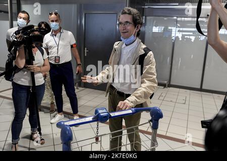 ©PHOTOPQR/LE PROGRES/Maxime JEGAT - Colombier-Saugnieu 11/06/2021 - Retour en France de Tuna Altinel à Lyon le 11 juin 2021 -Frédéric Fleury, Président de l'université Lyon 1, et Cédric Van Styvendael, maire de Villeurbanne, ont accvilli Tuna Altinel, mathémtenu depuien 2 à son arrivée à l'aéroport de Lyon Saint-Exupery. - 2021/06/11. Ankunft von Tuna Altinel, einem Mathematiker aus Lyon, der 2 Jahre lang in der Türkei wegen "Terrorismus" auf dem Flughafen Lyon Saint-Exupery stattfand. Stockfoto