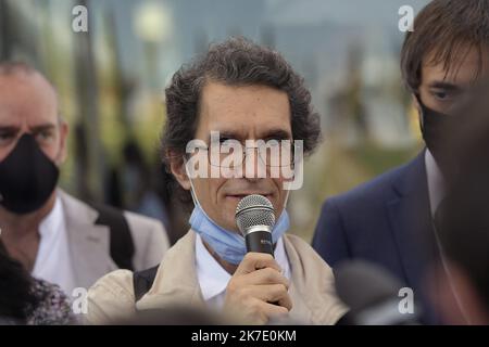 ©PHOTOPQR/LE PROGRES/Maxime JEGAT - Colombier-Saugnieu 11/06/2021 - Retour en France de Tuna Altinel à Lyon le 11 juin 2021 -Frédéric Fleury, Président de l'université Lyon 1, et Cédric Van Styvendael, maire de Villeurbanne, ont accvilli Tuna Altinel, mathémtenu depuien 2 à son arrivée à l'aéroport de Lyon Saint-Exupery. - 2021/06/11. Ankunft von Tuna Altinel, einem Mathematiker aus Lyon, der 2 Jahre lang in der Türkei wegen "Terrorismus" auf dem Flughafen Lyon Saint-Exupery stattfand. Stockfoto