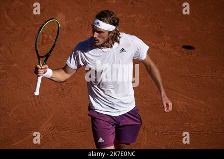 Aurelien Morissard / IP3 ; Stefanos TSITSIPAS aus Griechenland reagiert während seiner Männer-Single gegen Alexander ZVEREV aus Deutschland auf das Halbfinale des French Open Tennisturniers bei Roland Garros in Paris, Frankreich, am 11. Juni 2021. Stockfoto