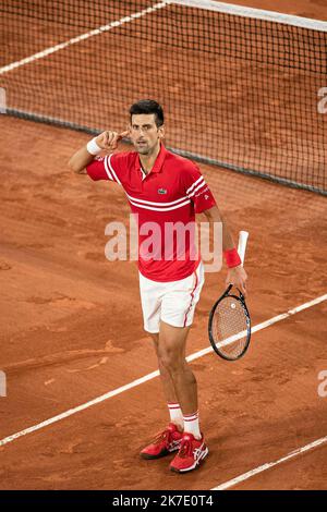 Aurelien Morissard / IP3 ; der serbische Novak DJOKOVIC reagiert während seiner Männer-Single gegen Rafael NADAL aus Spanien auf das Halbfinale des French Open Tennisturniers bei Roland Garros in Paris, Frankreich, am 11. Juni 2021. Stockfoto