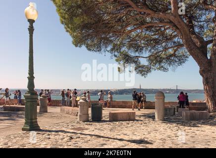 Menschen, die den Blick auf den Fluss Tejo, Lissabon, Portugal von Castelo Sao Jorge aus betrachten Stockfoto