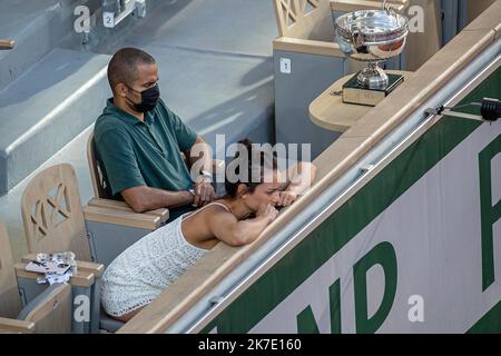 Aurelien Morissard / IP3 ; Alize Lim und Tony Parker besuchen die Männer-Single zwischen Rafael NADAL aus Spanien und Novak DJOKOVIC aus Serbien am Halbfinale des French Open Tennisturniers bei Roland Garros in Paris, Frankreich, 11. Juni 2021. Stockfoto