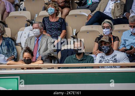 Aurelien Morissard / IP3 ; Alize Lim, Tony Parker und Teddy Riner nehmen am Halbfinale des French Open Tennisturniers in Roland Garros in Paris, Frankreich, am 11. Juni 2021 an der Männer-Single zwischen Rafael NADAL aus Spanien und Novak DJOKOVIC aus Serbien Teil. Stockfoto