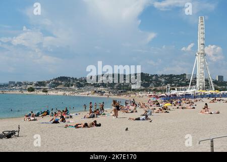 ©Naemie Bourtin / Le Pictorium/MAXPPP - Naemie Bourtin / Le Pictorium - 10/06/2021 - Frankreich / Bouches-du-Rhone / Marseille - La chaleur Ankunft einer grande vitesse et avec elle, les plages se noircissent de monde / 10/06/2021 - Frankreich / Bouches-du-Rhone / Marseille - die Hitze kommt mit hoher Geschwindigkeit an und mit ihr werden die Strände schwarz mit den Menschen Stockfoto