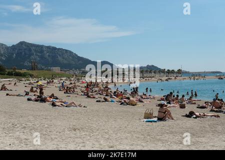 ©Naemie Bourtin / Le Pictorium/MAXPPP - Naemie Bourtin / Le Pictorium - 10/06/2021 - Frankreich / Bouches-du-Rhone / Marseille - La chaleur Ankunft einer grande vitesse et avec elle, les plages se noircissent de monde / 10/06/2021 - Frankreich / Bouches-du-Rhone / Marseille - die Hitze kommt mit hoher Geschwindigkeit an und mit ihr werden die Strände schwarz mit den Menschen Stockfoto