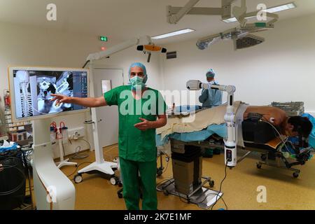 ©PHOTOPQR/OUEST FRANKREICH/Eddy LEMAISTRE ; ANGERS ; 01/06/2021 ; Chirurgie du rachis avec utilization du bras robotisé par le Dr Rogatien Faguer , neurochirurgien au CHU d’Angers . Le CHU d’Angers vient de se dotter d’une Suite chirurgicale robotisée de pointe Loop-X . Inédite en Europe et d’un montant de plus d’un million d’Euros elle permet des gestes opératoires à haut risque de séquelles imposant précision du chirurgien et sécurisation de la pry en Charge comme la Chirurgie de la colonne vertébrale, biopsie profonde du tronc cérébral, chirurgie de l’épilepsie chez l’adulte et l’enfant, opérati Stockfoto