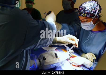 ©PHOTOPQR/OUEST FRANKREICH/Eddy LEMAISTRE ; ANGERS ; 01/06/2021 ; Chirurgie du rachis avec utilization du bras robotisé par le Dr Rogatien Faguer , neurochirurgien au CHU d’Angers . Le CHU d’Angers vient de se dotter d’une Suite chirurgicale robotisée de pointe Loop-X . Inédite en Europe et d’un montant de plus d’un million d’Euros elle permet des gestes opératoires à haut risque de séquelles imposant précision du chirurgien et sécurisation de la pry en Charge comme la Chirurgie de la colonne vertébrale, biopsie profonde du tronc cérébral, chirurgie de l’épilepsie chez l’adulte et l’enfant, opérati Stockfoto