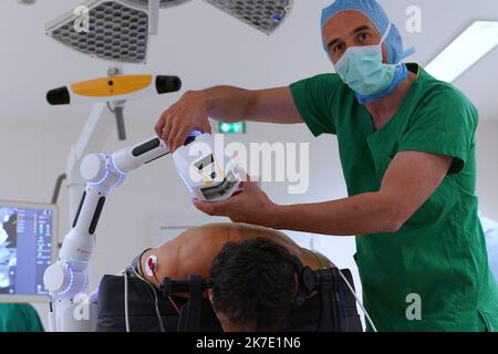 ©PHOTOPQR/OUEST FRANKREICH/Eddy LEMAISTRE ; ANGERS ; 01/06/2021 ; Chirurgie du rachis avec utilization du bras robotisé par le Dr Rogatien Faguer , neurochirurgien au CHU d’Angers . Le CHU d’Angers vient de se dotter d’une Suite chirurgicale robotisée de pointe Loop-X . Inédite en Europe et d’un montant de plus d’un million d’Euros elle permet des gestes opératoires à haut risque de séquelles imposant précision du chirurgien et sécurisation de la pry en Charge comme la Chirurgie de la colonne vertébrale, biopsie profonde du tronc cérébral, chirurgie de l’épilepsie chez l’adulte et l’enfant, opérati Stockfoto