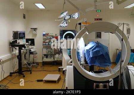 ©PHOTOPQR/OUEST FRANKREICH/Eddy LEMAISTRE ; ANGERS ; 01/06/2021 ; Chirurgie du rachis avec utilization du bras robotisé par le Dr Rogatien Faguer , neurochirurgien au CHU d’Angers . Le CHU d’Angers vient de se dotter d’une Suite chirurgicale robotisée de pointe Loop-X . Inédite en Europe et d’un montant de plus d’un million d’Euros elle permet des gestes opératoires à haut risque de séquelles imposant précision du chirurgien et sécurisation de la pry en Charge comme la Chirurgie de la colonne vertébrale, biopsie profonde du tronc cérébral, chirurgie de l’épilepsie chez l’adulte et l’enfant, opérati Stockfoto