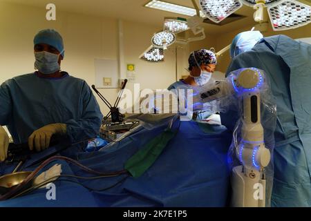 ©PHOTOPQR/OUEST FRANKREICH/Eddy LEMAISTRE ; ANGERS ; 01/06/2021 ; Chirurgie du rachis avec utilization du bras robotisé par le Dr Rogatien Faguer , neurochirurgien au CHU d’Angers . Le CHU d’Angers vient de se dotter d’une Suite chirurgicale robotisée de pointe Loop-X . Inédite en Europe et d’un montant de plus d’un million d’Euros elle permet des gestes opératoires à haut risque de séquelles imposant précision du chirurgien et sécurisation de la pry en Charge comme la Chirurgie de la colonne vertébrale, biopsie profonde du tronc cérébral, chirurgie de l’épilepsie chez l’adulte et l’enfant, opérati Stockfoto