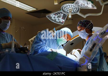 ©PHOTOPQR/OUEST FRANKREICH/Eddy LEMAISTRE ; ANGERS ; 01/06/2021 ; Chirurgie du rachis avec utilization du bras robotisé par le Dr Rogatien Faguer , neurochirurgien au CHU d’Angers . Le CHU d’Angers vient de se dotter d’une Suite chirurgicale robotisée de pointe Loop-X . Inédite en Europe et d’un montant de plus d’un million d’Euros elle permet des gestes opératoires à haut risque de séquelles imposant précision du chirurgien et sécurisation de la pry en Charge comme la Chirurgie de la colonne vertébrale, biopsie profonde du tronc cérébral, chirurgie de l’épilepsie chez l’adulte et l’enfant, opérati Stockfoto