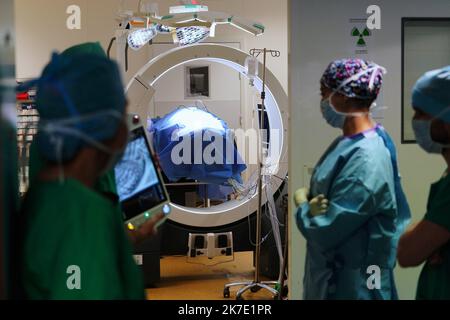 ©PHOTOPQR/OUEST FRANKREICH/Eddy LEMAISTRE ; ANGERS ; 01/06/2021 ; Chirurgie du rachis avec utilization du bras robotisé par le Dr Rogatien Faguer , neurochirurgien au CHU d’Angers . Le CHU d’Angers vient de se dotter d’une Suite chirurgicale robotisée de pointe Loop-X . Inédite en Europe et d’un montant de plus d’un million d’Euros elle permet des gestes opératoires à haut risque de séquelles imposant précision du chirurgien et sécurisation de la pry en Charge comme la Chirurgie de la colonne vertébrale, biopsie profonde du tronc cérébral, chirurgie de l’épilepsie chez l’adulte et l’enfant, opérati Stockfoto