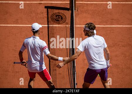 Aurelien Morissard / IP3 ; Stefanos TSITSIPAS aus Griechenland und Novak DJOKOVIC aus Serbien posieren für den Fotografen vor dem Herrenfinale des French Open Tennisturniers bei Roland Garros in Paris, Frankreich, 13. Juni 2021. Stockfoto