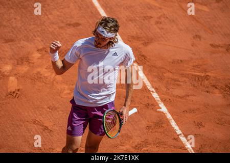 Aurelien Morissard / IP3 ; der Grieche Stefanos TSITSIPAS reagiert während seiner Männer-Single gegen Novak DJOKOVIC aus Serbien auf das Finale der French Open beim Roland Garros in Paris, Frankreich, am 13. Juni 2021. Stockfoto
