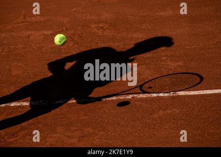 Aurelien Morissard / IP3 ; der serbische Novak DJOKOVIC tritt bei seiner Männer-Single gegen Stefanos TSITSIPAS aus Griechenland am Herrenfinale des French Open Tennisturniers in Roland Garros in Paris, Frankreich, am 13. Juni 2021 an. Stockfoto