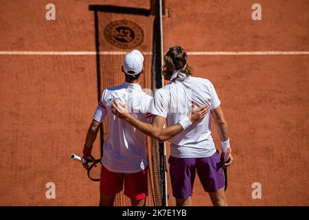 Aurelien Morissard / IP3 ; Stefanos TSITSIPAS aus Griechenland und Novak DJOKOVIC aus Serbien posieren für den Fotografen vor dem Herrenfinale des French Open Tennisturniers bei Roland Garros in Paris, Frankreich, 13. Juni 2021. Stockfoto