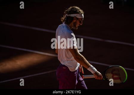 Aurelien Morissard / IP3 ; der Grieche Stefanos TSITSIPAS reagiert während seiner Männer-Single gegen Novak DJOKOVIC aus Serbien auf das Finale der French Open beim Roland Garros in Paris, Frankreich, am 13. Juni 2021. Stockfoto