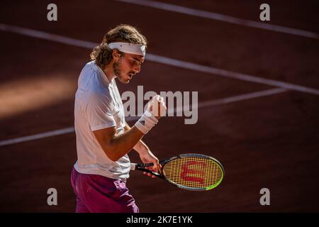 Aurelien Morissard / IP3 ; der Grieche Stefanos TSITSIPAS reagiert während seiner Männer-Single gegen Novak DJOKOVIC aus Serbien auf das Finale der French Open beim Roland Garros in Paris, Frankreich, am 13. Juni 2021. Stockfoto