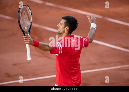 Aurelien Morissard / IP3 ; der serbische Novak DJOKOVIC reagiert während seiner Männer-Single gegen Stefanos TSITSIPAS aus Griechenland auf das Herrenfinale des French Open Tennisturniers bei Roland Garros in Paris, Frankreich, am 13. Juni 2021. Stockfoto