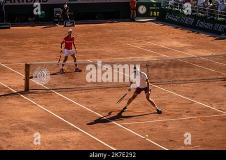 Aurelien Morissard / IP3 ; der Grieche Stefanos TSITSIPAS reagiert während seiner Männer-Single gegen Novak DJOKOVIC aus Serbien auf das Finale der French Open beim Roland Garros in Paris, Frankreich, am 13. Juni 2021. Stockfoto