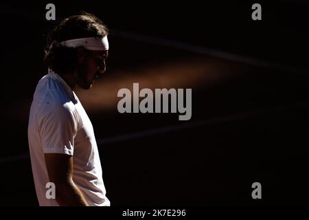 Aurelien Morissard / IP3 ; der Grieche Stefanos TSITSIPAS reagiert während seiner Männer-Single gegen Novak DJOKOVIC aus Serbien auf das Finale der French Open beim Roland Garros in Paris, Frankreich, am 13. Juni 2021. Stockfoto