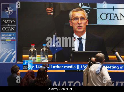 ©Nicolas Landemard / Le Pictorium/MAXPPP - Nicolas Landemard / Le Pictorium - 14/6/2021 - Belgique / Bruxelles / Bruxelles - Herr Jens Stoltenberg, Secretaire General de l'Organisation du traite de l'Atlantique nord. Vue de la salle de Presse du sommet de l'OTAN. Sur l'ecran geant, sont retransmissent en direct les images des arrivees des dirigeants des pays membres. / 14/6/2021 - Belgien / Brüssel / Brüssel - Herr Jens Stoltenberg, Generalsekretär der Organisation für den Nordatlantikvertrag. Blick auf den Presseraum des NATO-Gipfels. Auf der riesigen Leinwand die Bilder der Ankünfte der Führer Stockfoto