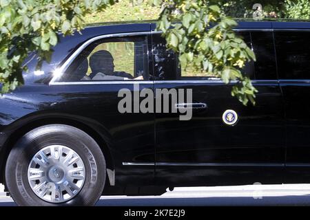 ©PHOTOPQR/LE DAUPHINE/Grégory YETCHMENIZA ; GENEVE le 15 juin 2021 Sommet entre Vladimir Poutine et Joe Biden à Genève, la sécurité est au cœur des préaccupations . 4000 Policiers et militaires vont boucler la rade de Genève à la circulation, des véhicules et des piétons. Depuis une semaine, le Parc la Grange est entouré de 2 kilomètres de barbelés. Des rampes de railes sol-air ont aussi été déployés pour un sommet à la Dimension sécuritaire plus vue dans la région lémanique depuis le G8 d'Evian en 2003. Sur notre photo : Joe Biden dans sa Limousine Präsident Joe Biden trifft sich mit Putin on We Stockfoto