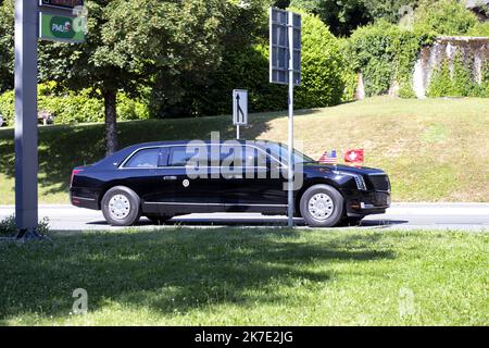 ©PHOTOPQR/LE DAUPHINE/Grégory YETCHMENIZA ; GENEVE le 15 juin 2021 Sommet entre Vladimir Poutine et Joe Biden à Genève, la sécurité est au cœur des préaccupations . 4000 Policiers et militaires vont boucler la rade de Genève à la circulation, des véhicules et des piétons. Depuis une semaine, le Parc la Grange est entouré de 2 kilomètres de barbelés. Des rampes de railes sol-air ont aussi été déployés pour un sommet à la Dimension sécuritaire plus vue dans la région lémanique depuis le G8 d'Evian en 2003. Sur notre photo : Limousine du président Biden Präsident Joe Biden trifft sich mit Putin auf W Stockfoto