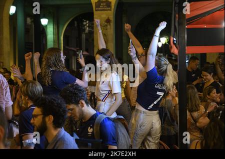 ©Julien Mattia / Le Pictorium/MAXPPP - Julien Mattia / Le Pictorium - 15/06/2021 - Frankreich / Ile-de-France / Paris - Joie des Supporters Francais apres la victoire des bleus contre l'Allemagne, dans son Premier match a l'Euro 2020 a Paris, le 15 Juin 2021 / 15/06/2021 - Frankreich / Ile-de-France (Region) / Paris - Freude der französischen Fans nach dem Sieg des Blues gegen Deutschland, in seinem ersten Spiel bei der Euro 2020 in Paris, 15. Juni 2021 Stockfoto