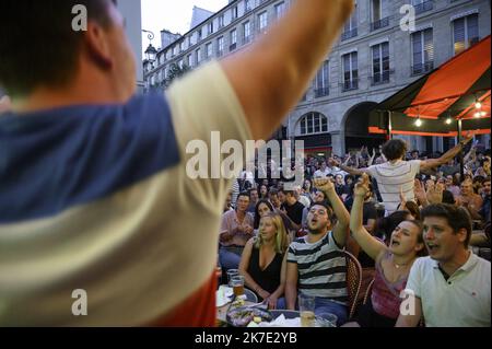 ©Julien Mattia / Le Pictorium/MAXPPP - Julien Mattia / Le Pictorium - 15/06/2021 - Frankreich / Ile-de-France / Paris - Joie des Supporters Francais apres la victoire des bleus contre l'Allemagne, dans son Premier match a l'Euro 2020 a Paris, le 15 Juin 2021 / 15/06/2021 - Frankreich / Ile-de-France (Region) / Paris - Freude der französischen Fans nach dem Sieg des Blues gegen Deutschland, in seinem ersten Spiel bei der Euro 2020 in Paris, 15. Juni 2021 Stockfoto