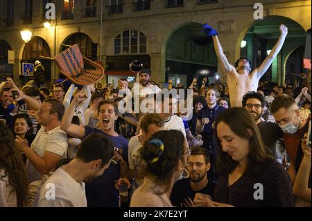 ©Julien Mattia / Le Pictorium/MAXPPP - Julien Mattia / Le Pictorium - 15/06/2021 - Frankreich / Ile-de-France / Paris - Joie des Supporters Francais apres la victoire des bleus contre l'Allemagne, dans son Premier match a l'Euro 2020 a Paris, le 15 Juin 2021 / 15/06/2021 - Frankreich / Ile-de-France (Region) / Paris - Freude der französischen Fans nach dem Sieg des Blues gegen Deutschland, in seinem ersten Spiel bei der Euro 2020 in Paris, 15. Juni 2021 Stockfoto