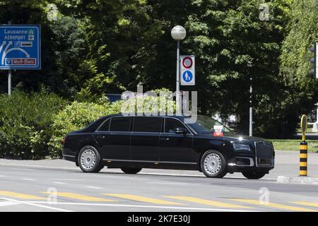 ©PHOTOPQR/LE DAUPHINE/Grégory YETCHMENIZA ; Genève ; 16/06/2021 ; Grégory YETCHMENIZA / LE DAUPHINE LIBERE / Photopqr GENEVE (HAUTE-SAVOIE) le 16 juin 2021 La rencontre entre les présidents russe et américain a débuté à la Villa la Grange. Vladimier Poutine s'est posé ce matin à Genève, il est arrivé en Premier à La Villa la Grange rejoint &à minutes plus tard part Joe Biden. Les genevois étaient présents aux abords du parcours pour immortalizer ce Moment exceptionnel. Sur notre photo : Passage du convoie de Vladimier Poutine. Präsident Joe Biden trifft sich mit Putin zu einem eintägigen Gipfel in Genev Stockfoto