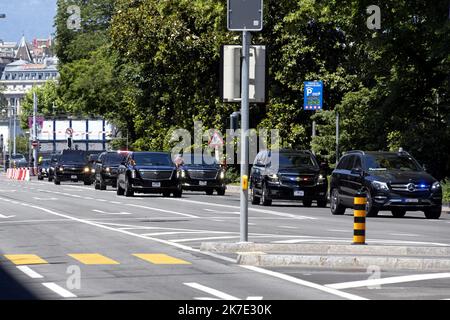 ©PHOTOPQR/LE DAUPHINE/Grégory YETCHMENIZA ; Genève ; 16/06/2021 ; Grégory YETCHMENIZA / LE DAUPHINE LIBERE / Photopqr GENEVE (HAUTE-SAVOIE) le 16 juin 2021 La rencontre entre les présidents russe et américain a débuté à la Villa la Grange. Vladimier Poutine s'est posé ce matin à Genève, il est arrivé en Premier à La Villa la Grange rejoint &à minutes plus tard part Joe Biden. Les genevois étaient présents aux abords du parcours pour immortalizer ce Moment exceptionnel. Sur notre photo : Passage du convoi de Joe Biden Präsident Joe Biden trifft sich mit Putin zu einem eintägigen Gipfel am Juni in Genf Stockfoto