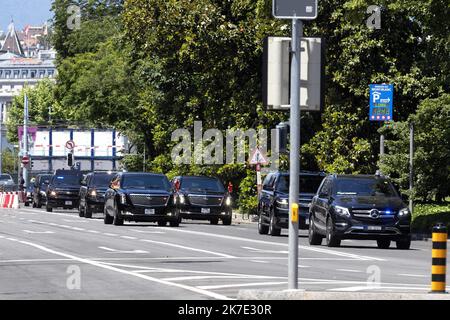 ©PHOTOPQR/LE DAUPHINE/Grégory YETCHMENIZA ; Genève ; 16/06/2021 ; Grégory YETCHMENIZA / LE DAUPHINE LIBERE / Photopqr GENEVE (HAUTE-SAVOIE) le 16 juin 2021 La rencontre entre les présidents russe et américain a débuté à la Villa la Grange. Vladimier Poutine s'est posé ce matin à Genève, il est arrivé en Premier à La Villa la Grange rejoint &à minutes plus tard part Joe Biden. Les genevois étaient présents aux abords du parcours pour immortalizer ce Moment exceptionnel. Sur notre photo : Passage du convoi de Joe Biden Präsident Joe Biden trifft sich mit Putin zu einem eintägigen Gipfel am Juni in Genf Stockfoto