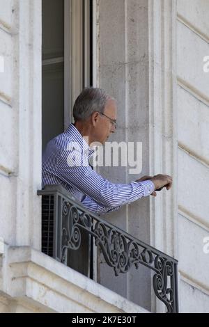 ©PHOTOPQR/LE DAUPHINE/Grégory YETCHMENIZA ; Genève ; 16/06/2021 ; Grégory YETCHMENIZA / LE DAUPHINE LIBERE / Photopqr GENEVE (HAUTE-SAVOIE) le 16 juin 2021 La rencontre entre les présidents russe et américain a débuté à la Villa la Grange. Vladimier Poutine s'est posé ce matin à Genève, il est arrivé en Premier à La Villa la Grange rejoint &à minutes plus tard part Joe Biden. Les genevois étaient présents aux abords du parcours pour immortalizer ce Moment exceptionnel. Sur notre photo : Prêt pour le Passage des convois. Präsident Joe Biden trifft sich mit Putin zu einem eintägigen Gipfel in Genf am J Stockfoto