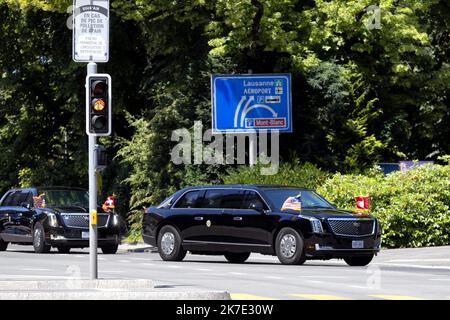 ©PHOTOPQR/LE DAUPHINE/Grégory YETCHMENIZA ; Genève ; 16/06/2021 ; Grégory YETCHMENIZA / LE DAUPHINE LIBERE / Photopqr GENEVE (HAUTE-SAVOIE) le 16 juin 2021 La rencontre entre les présidents russe et américain a débuté à la Villa la Grange. Vladimier Poutine s'est posé ce matin à Genève, il est arrivé en Premier à La Villa la Grange rejoint &à minutes plus tard part Joe Biden. Les genevois étaient présents aux abords du parcours pour immortalizer ce Moment exceptionnel. Sur notre photo : Passage du convoi de Joe Biden Präsident Joe Biden trifft sich mit Putin zu einem eintägigen Gipfel am Juni in Genf Stockfoto