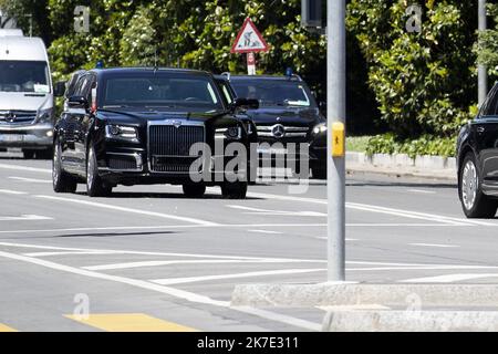 ©PHOTOPQR/LE DAUPHINE/Grégory YETCHMENIZA ; Genève ; 16/06/2021 ; Grégory YETCHMENIZA / LE DAUPHINE LIBERE / Photopqr GENEVE (HAUTE-SAVOIE) le 16 juin 2021 La rencontre entre les présidents russe et américain a débuté à la Villa la Grange. Vladimier Poutine s'est posé ce matin à Genève, il est arrivé en Premier à La Villa la Grange rejoint &à minutes plus tard part Joe Biden. Les genevois étaient présents aux abords du parcours pour immortalizer ce Moment exceptionnel. Sur notre photo : Passage du convoie de Vladimier Poutine. Präsident Joe Biden trifft sich mit Putin zu einem eintägigen Gipfel in Genev Stockfoto