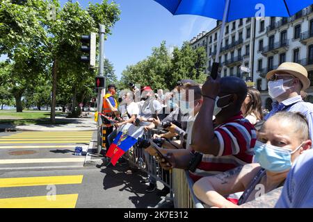 ©PHOTOPQR/LE DAUPHINE/Grégory YETCHMENIZA ; Genève ; 16/06/2021 ; Grégory YETCHMENIZA / LE DAUPHINE LIBERE / Photopqr GENEVE (HAUTE-SAVOIE) le 16 juin 2021 La rencontre entre les présidents russe et américain a débuté à la Villa la Grange. Vladimier Poutine s'est posé ce matin à Genève, il est arrivé en Premier à La Villa la Grange rejoint &à minutes plus tard part Joe Biden. Les genevois étaient présents aux abords du parcours pour immortalizer ce Moment exceptionnel. Präsident Joe Biden trifft sich am 16. Juni 2021 mit Putin zu einem eintägigen Gipfel in Genf Stockfoto